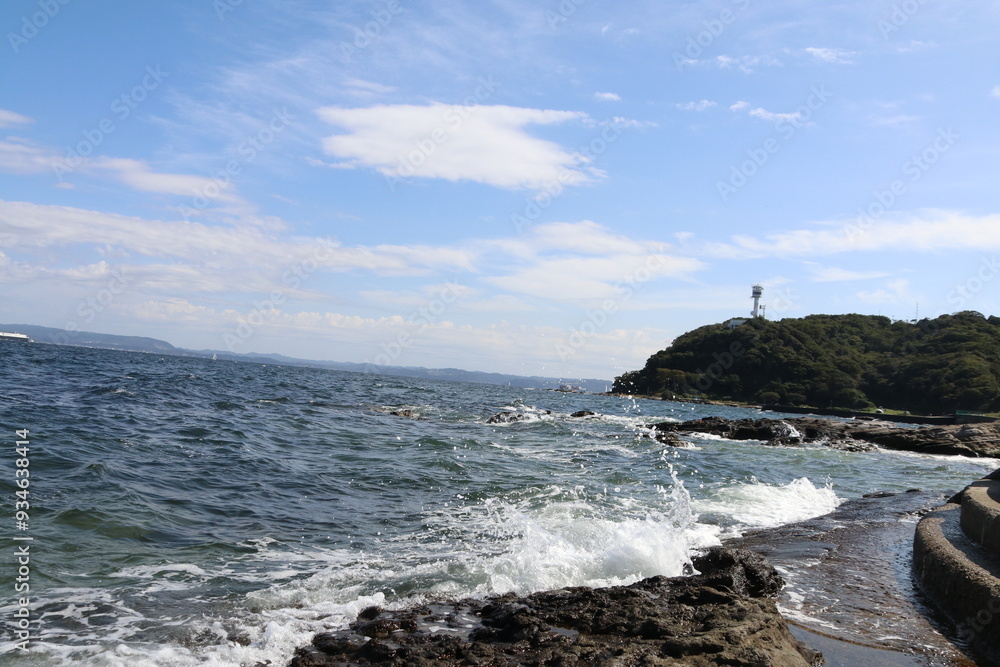 Fototapeta premium 東京湾の景色（横須賀）。岬の上に立つ海上自衛隊のGPS。