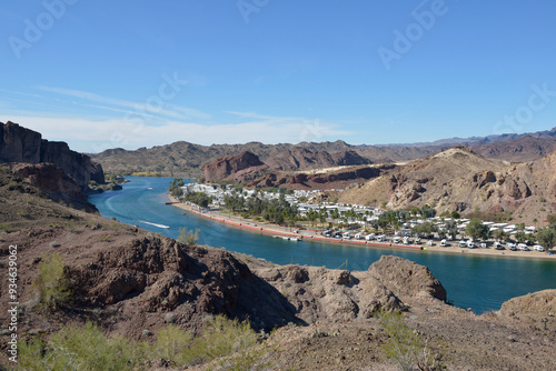 USA, Arizona, Buckskin Mountain State Park and the Colorado River with Echo Lodge Resort in California in the background