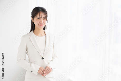 Free Download 笑顔の女性　ビジネス - GFXLoad