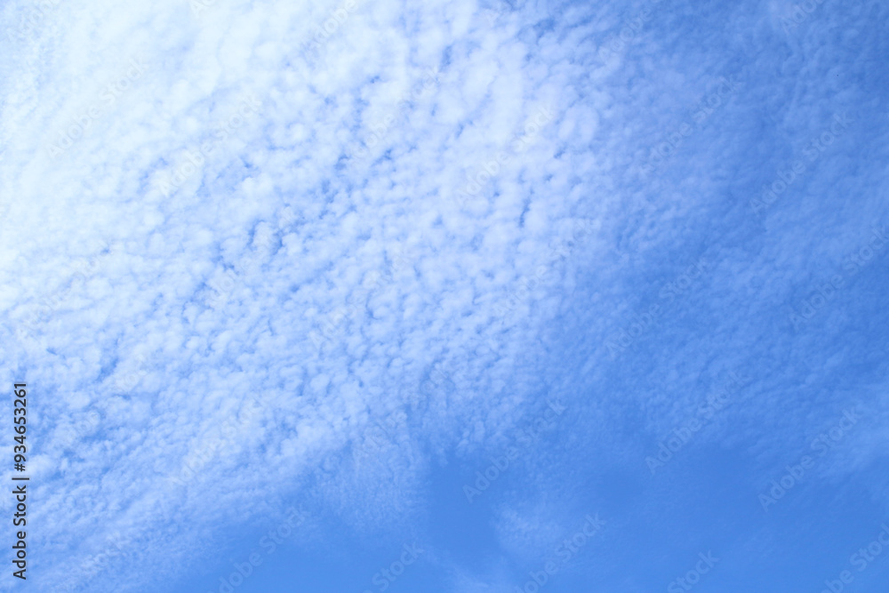 Obraz premium Blue-sky copy-space sky background with blue abstract outdoor view, white cloud summer day afternoon. Copy space
