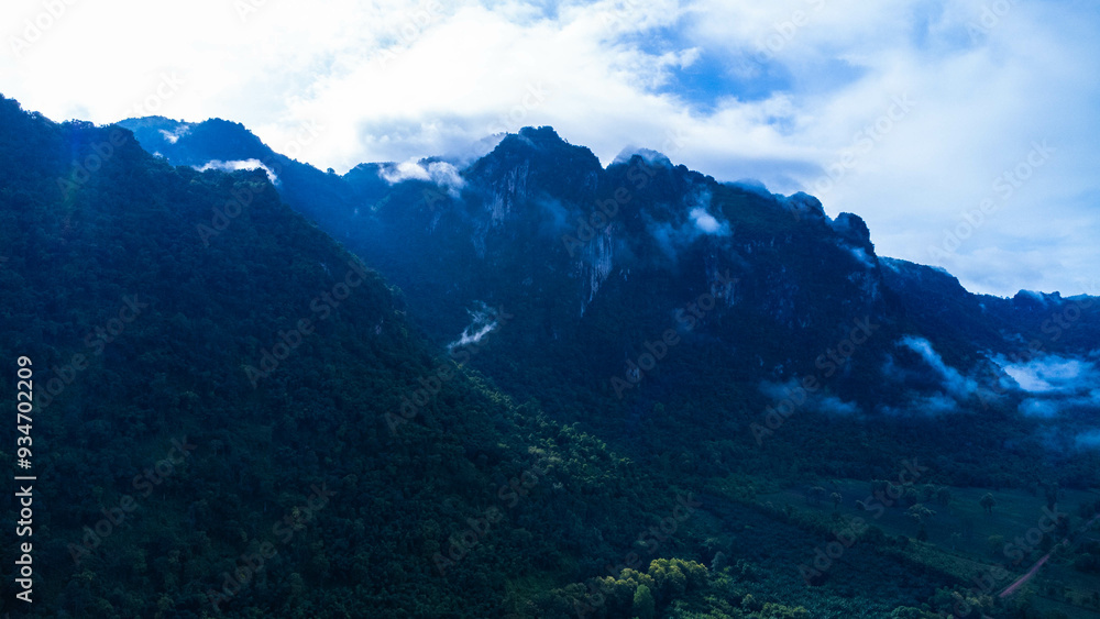 Naklejka premium Beautiful view of mountains with fog in Kanchanaburi, Thailand