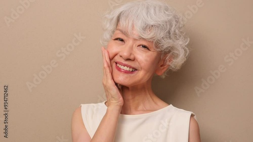 スキンケア　フェイシャルケアイメージ　シニア女性