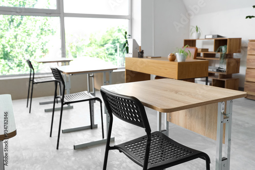 Empty modern classroom inte...
