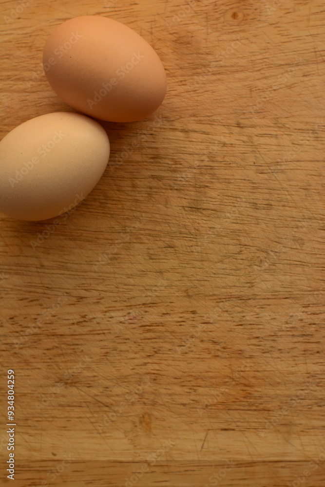 Dos huevos color beige en tabla de madera, alimento, natural, saludable, nutritivo, textura suave ,forma circular, huevos, proteina, crudo, entero ,cáscara ,calcio ,clara ,yema ,amarillo, Dos huevos color beige en tabla de madera, alimento, natural, saludable, nutritivo, textura suave ,forma circular, huevos, proteina, crudo, entero ,cáscara ,calcio ,clara ,yema ,amarillo,
