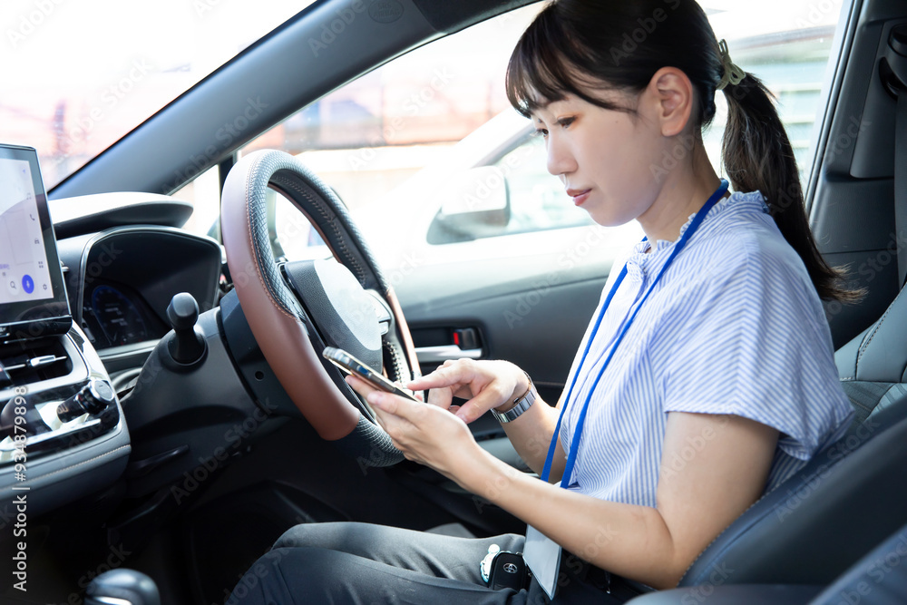 運転しながら携帯電話を使う女性
Woman using mobile phone while driving