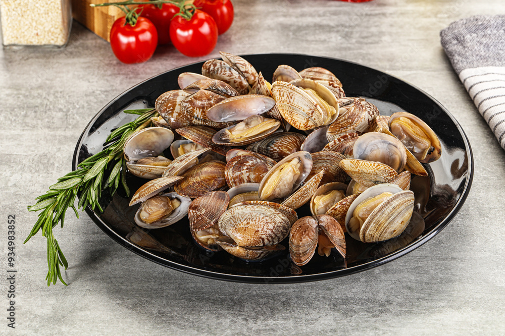 Raw vongole clams for cooking