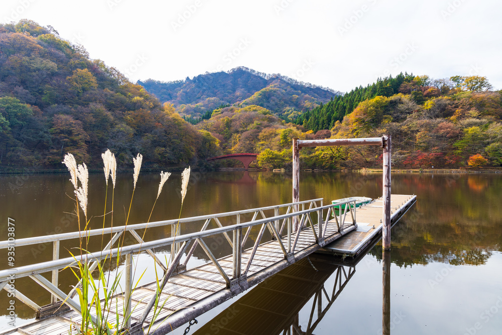 Fototapeta premium 日本の風景・秋 群馬県安中市 紅葉の碓氷湖