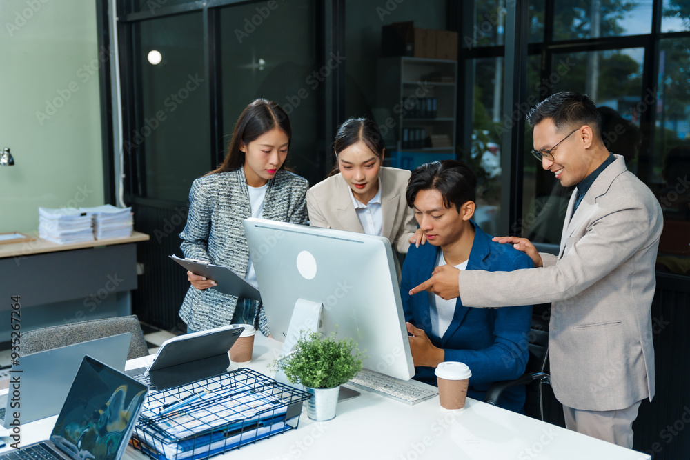 In an office, an Asian team meets at a desk, analyzing financial data on a monitor. They discuss business finance, operational guidelines, and strategies for success, data-driven decision-making. In an office, an Asian team meets at a desk, analyzing financial data on a monitor. They discuss business finance, operational guidelines, and strategies for success, data-driven decision-making.