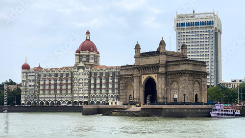 Tablou pe pânză view of the iconic Taj mahal hotel and Gateway of India from the ferry