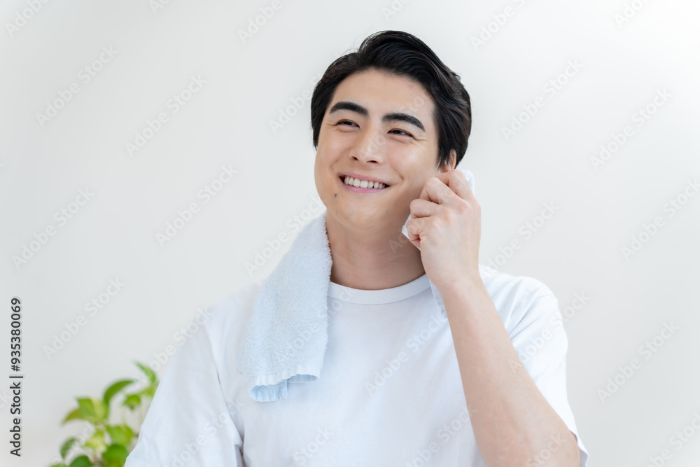 タオルで顔を拭く若い日本人男性 タオルで顔を拭く若い日本人男性