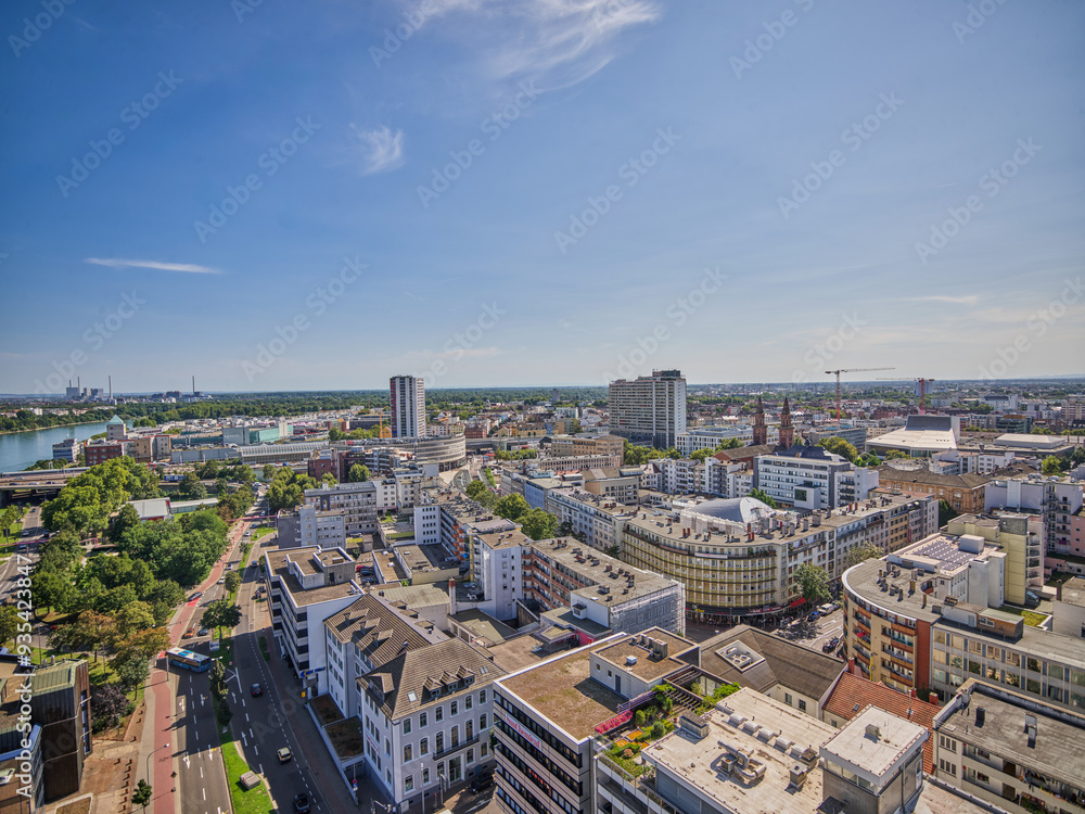 Obraz premium Luftaufnahme von Ludwigshafen: Blick auf die Stadt mit Lutherbrunnen, Brücke und mehr