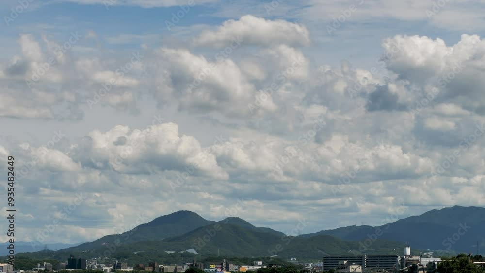 夏空の雲と山の風景 夏空の雲と山の風景