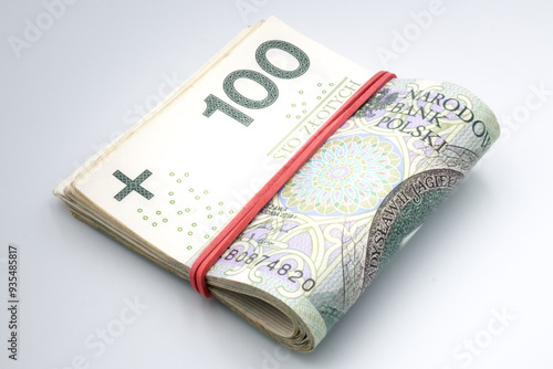 Fotografie Pieniądze, Polskie złotówki, banknoty spięte gumką.
