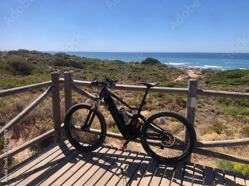 Bicicleta cobre barandilla con fondo de mar., deporte al aire libre.Copper bicycle railing with sea background.