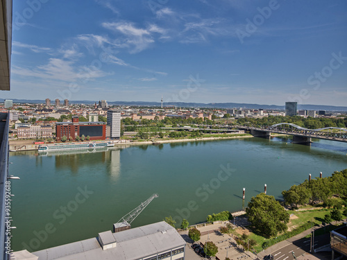 Blick auf den Rhein zwischen Ludwigshafen und Mannheim photo