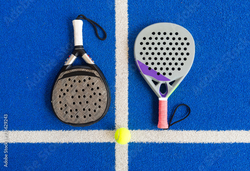 Bild auf Leinwand padel tennis racket sport court and balls