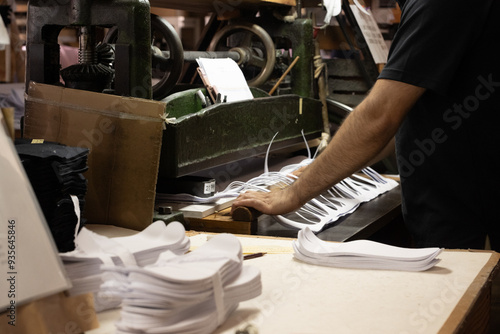 日本の伝統工芸の足袋をつくっている職人の手元