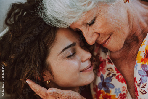 Foto Beautiful grandmother and granddaughter together at home - Cheerful granma and n