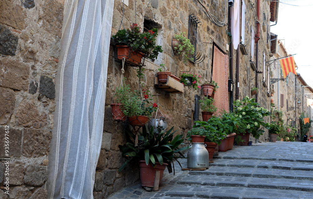 Naklejka premium Mit Blumen geschmückte Gasse in Bolsena