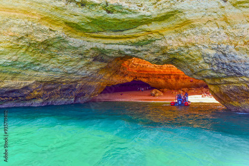 Die Grotte von Benagil in Lagoa, Algarve (Portugal) photo