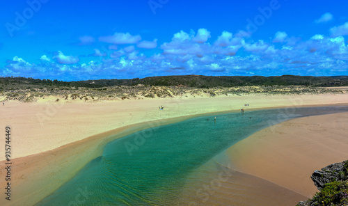 Fluss Ribeira de Aljezur im Mündungsgebiet bei Aljezur, Algarve (Portugal)