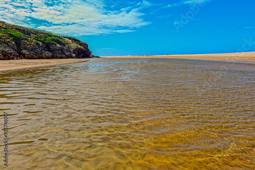 Fluss Ribeira de Aljezur im Mündungsgebiet bei Aljezur, Algarve (Portugal)