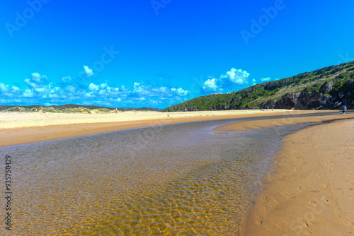 Fluss Ribeira de Aljezur im Mündungsgebiet bei Aljezur, Algarve (Portugal)