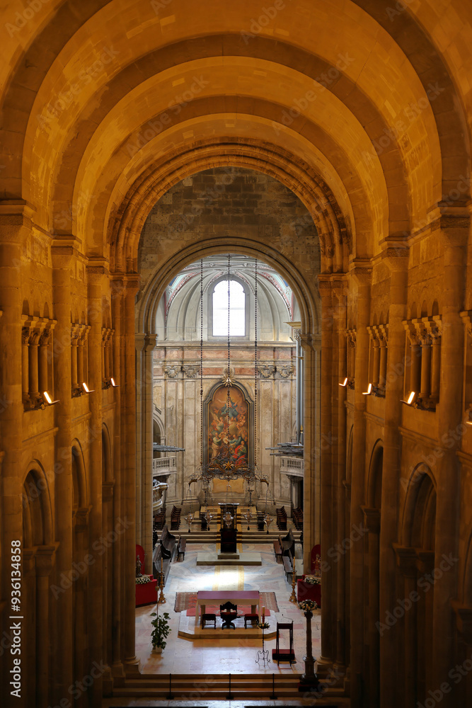 Obraz premium Vault and altar at Lisbon Se Cathedral or Metropolitan Cathedral of St. Mary Major in Lisbon city, Portugal.