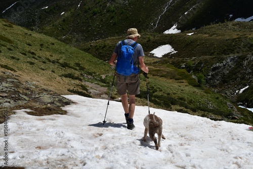 Obraz na płótnie Mann und sein Lagotto Romagnolo Hund wandern im Ultental in Südtirol w salonie