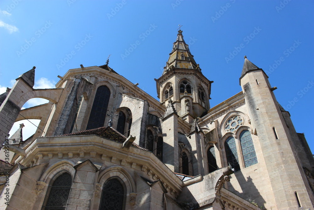 Fototapeta premium Semur-en-Auxois : clocher et abside de la collégiale Notre-Dame vus de l'extérieur
