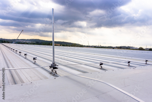 Foto Lightning Protection Pole,lightning protection system to prevent lightning damaging the building is install on metal sheet rooftop building