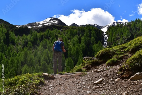 Obraz na płótnie Mann wandert im Ultental in Südtirol w salonie