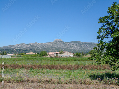 Garlabanmontagne, alpes, ciel, nature, paysage, maison, cabanas, été, bâtiment, arbre, voyage, vert, architecture, prairie, rural, ferme, garlaban, provence, france, europe, pagnol