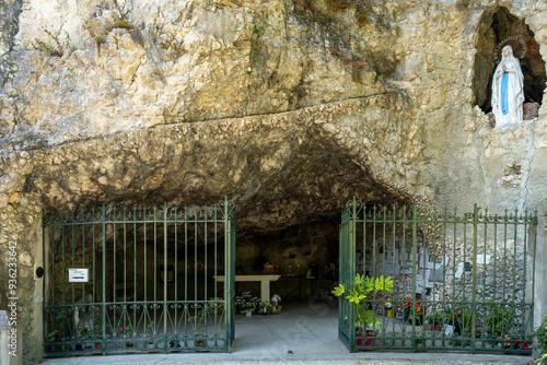 Réplique de la grotte de Lourdes à Aiguebelle photo