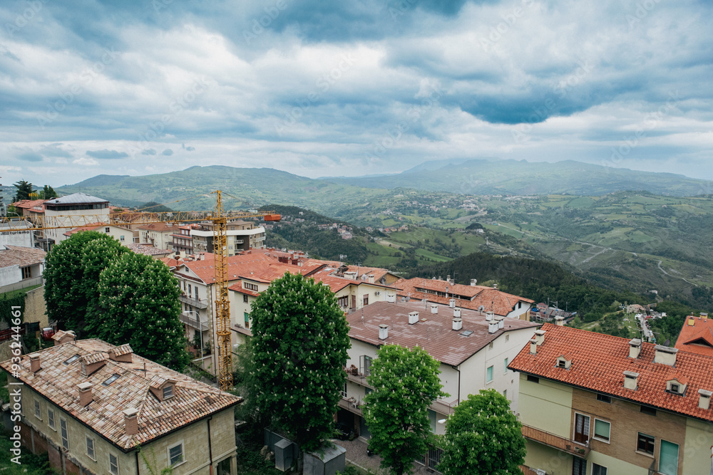 Obraz premium Exploring the picturesque architecture and landscapes of San Marino's hillside neighborhoods on a cloudy day