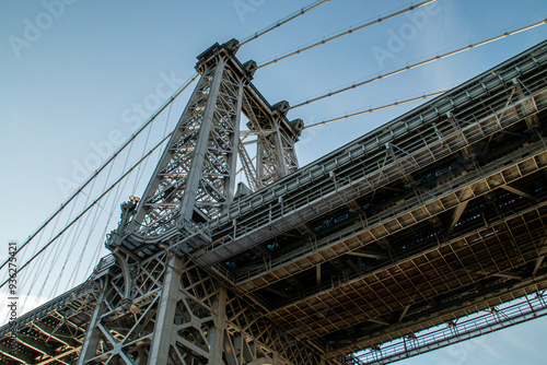 Silueta y estructura del puente de Williamsburg al amanecer. Pilar situado en el lado sur de la orilla de Manhattan visto desde el lado norte. New York, 2019.
