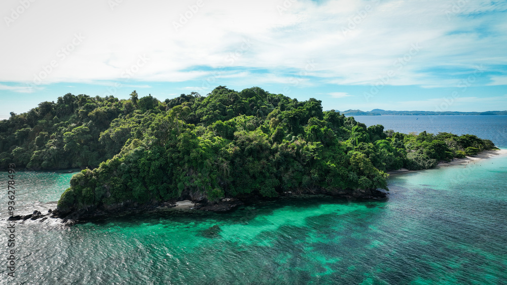 Obraz premium Aerial view of Nosy Tanikely island showcasing its lush greenery and tranquil waters in Madagascar's coastal region
