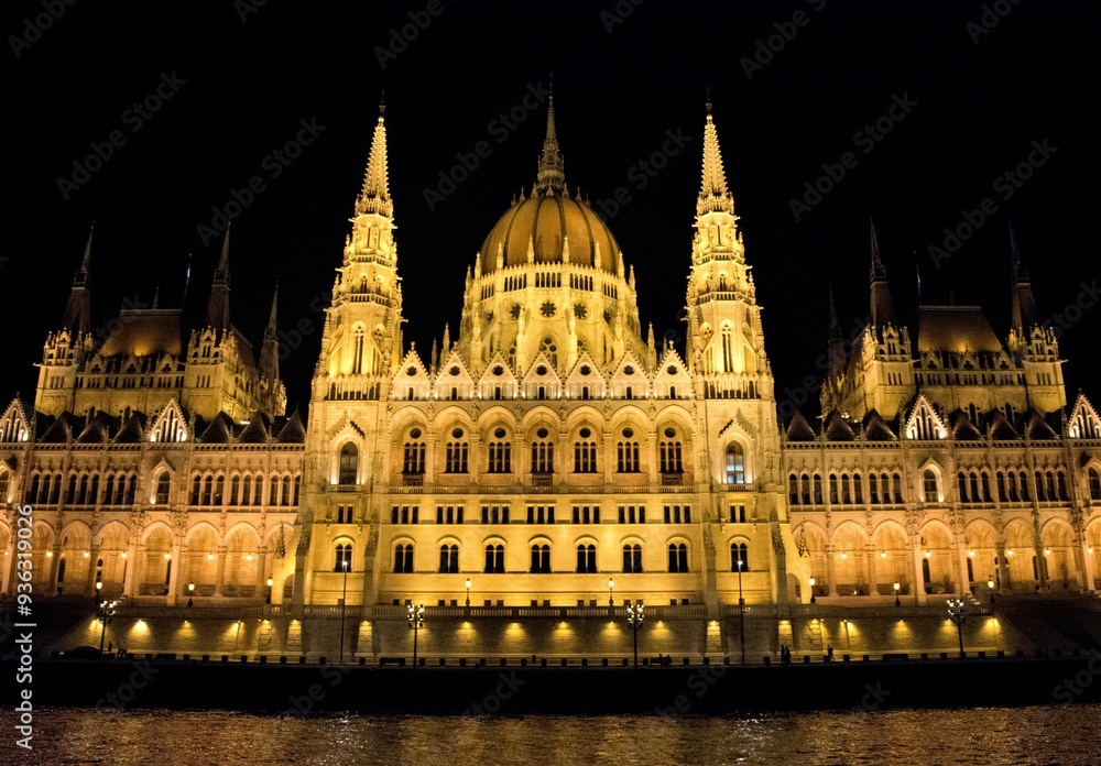 Naklejka premium hungarian parliament budapest at night