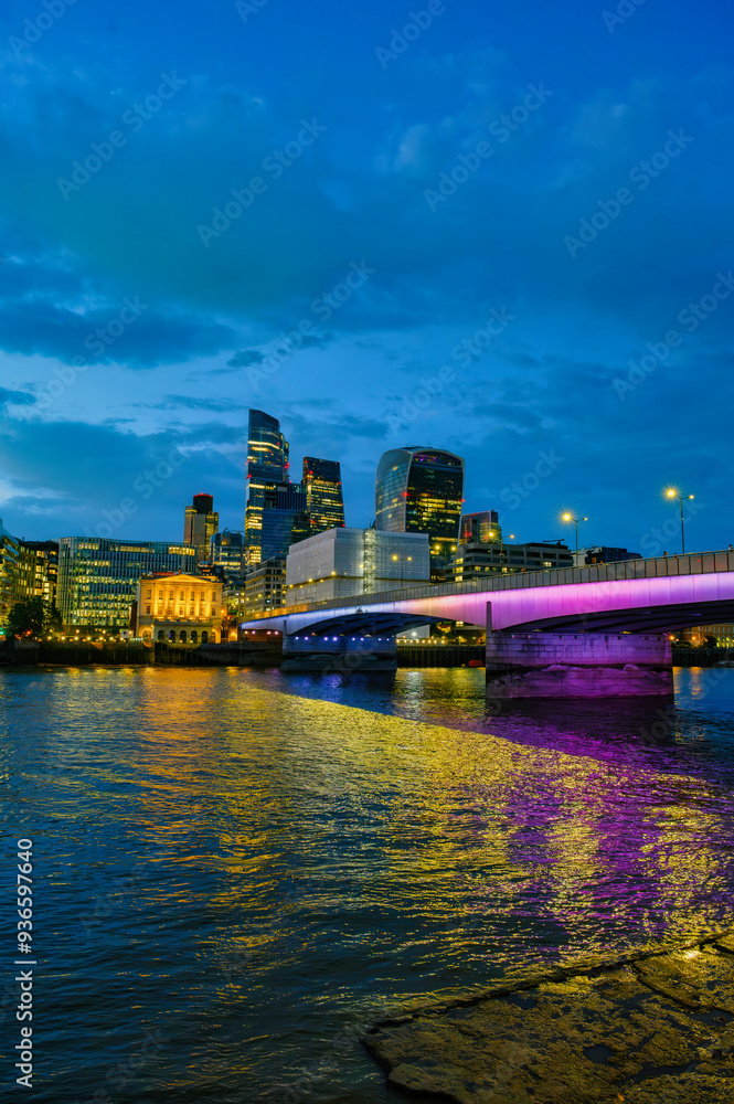 Fototapeta premium Vista da ponte de Londres na hora azul durante verão de Londres.