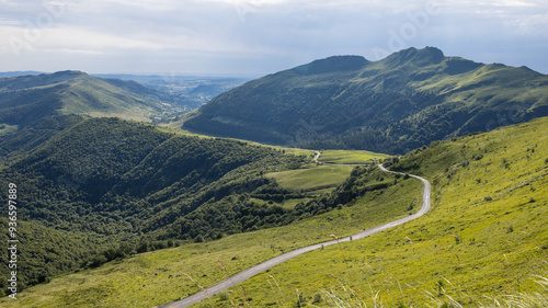 Route rejoignant le Pas de Peyrol et Puy Mary depuis Dienne, montée située dans la région Cantal en france en été