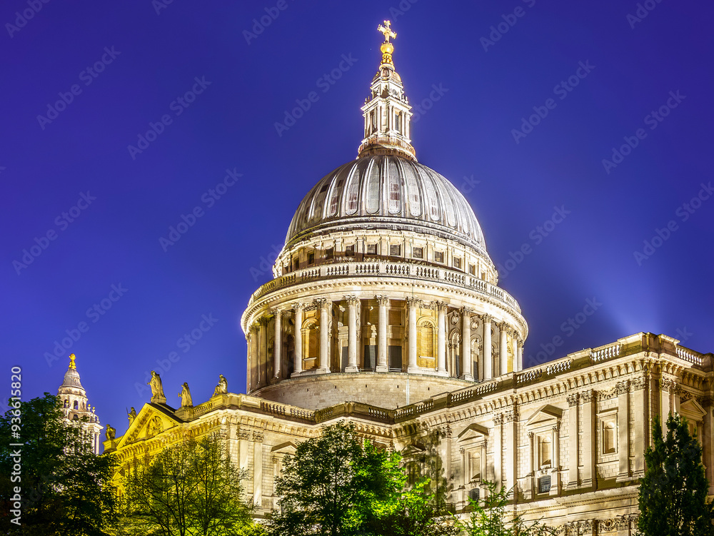 Fototapeta premium St. Paul's cathedral at night, London, UK