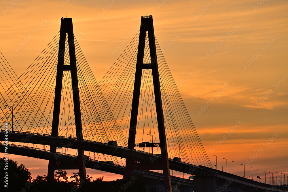 Obraz premium 朝日に染まる名港トリトン