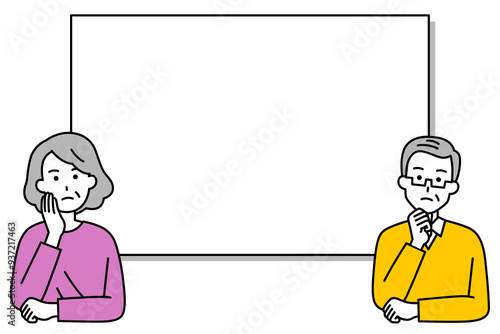 ホワイトボードの前で考えている老夫婦