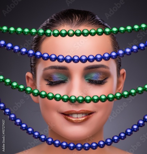 Obraz na płótnie Beautiful woman with jewellery in beauty concept w salonie