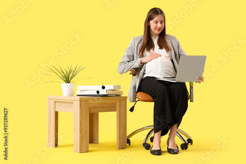 Pregnant businesswoman work...