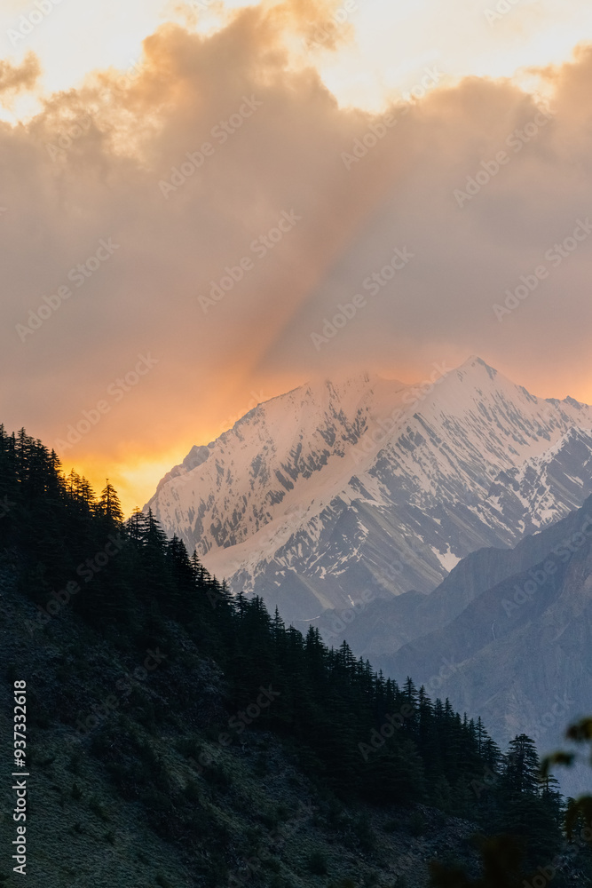 Obraz premium Mountain range at sunset Himalayas