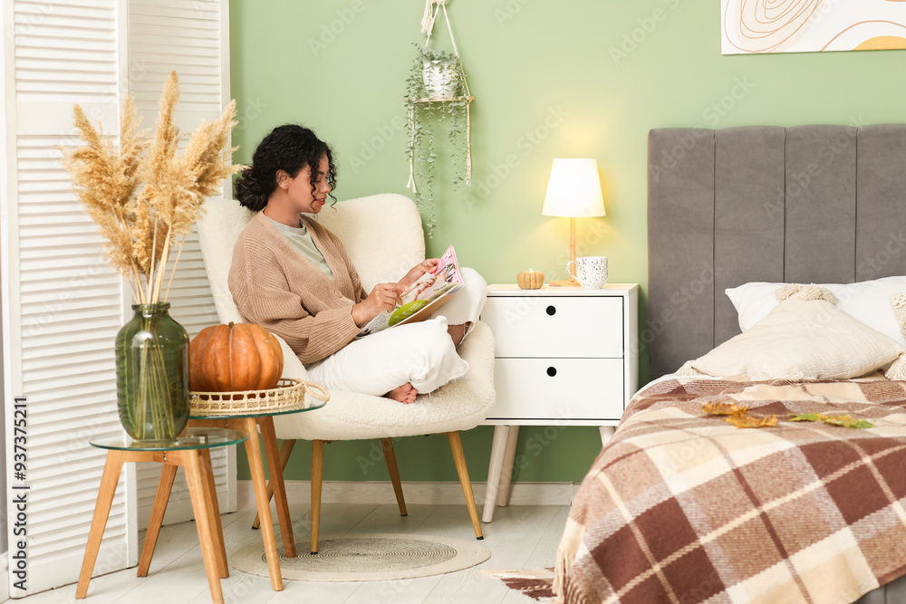 Φωτογραφία Beautiful young happy African-American woman in autumn outfit with pumpkin readi