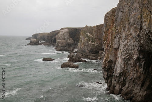 Obraz na plátně View of rugged cliffs and sea on a cloudy day