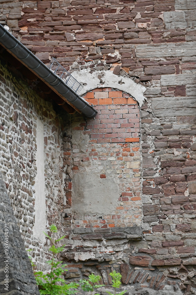 Old window that has been bricked up, brick wall, often the windows were bricked up so that the so-called window tax did not have to be paid Old window that has been bricked up, brick wall, often the windows were bricked up so that the so-called window tax did not have to be paid