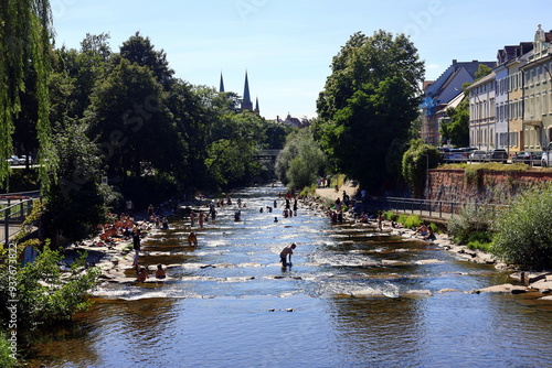 Abkühlung in der Dreisam in Freiburg